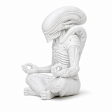 Miniatura Xenomorph Meditando — Figura para Pintar e Colecionar
